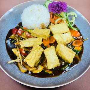Tofu mit versch. Gemüse in pikanter Sauce
